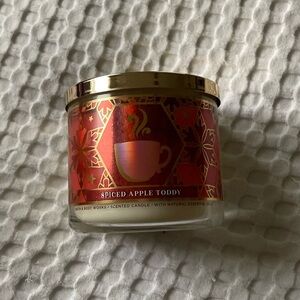 ‘Spiced Apple Toddy’ Bath and Body Works/White Barn Candle